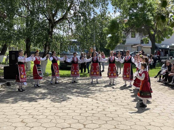 Село Хаджидимитрово отбеляза 24 май с богата програма