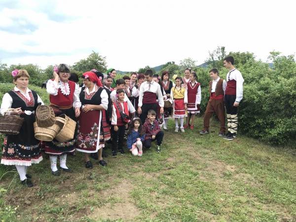 Сутринта започна с ароматен розобер в село Кънчево