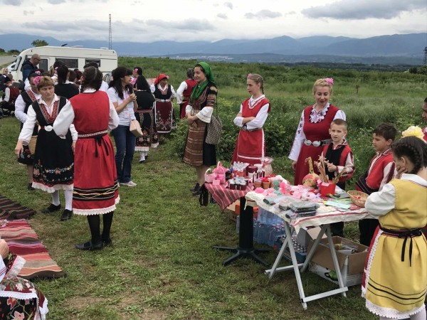 Сутринта започна с ароматен розобер в село Кънчево
