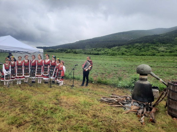 Село Ясеново тази сутрин с ритуал “Розобер“ ви очаква в Розовата долина 