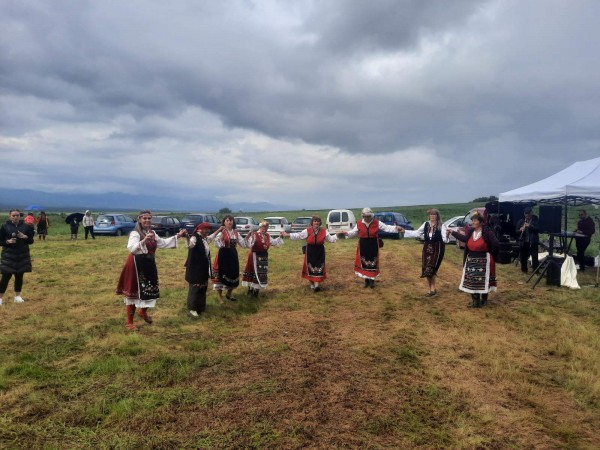 Село Ясеново тази сутрин с ритуал “Розобер“ ви очаква в Розовата долина 