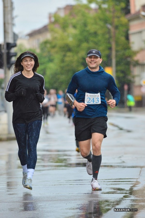 Бегачи от 10 до 75 години се включиха в маратон “Розова долина“ 2023