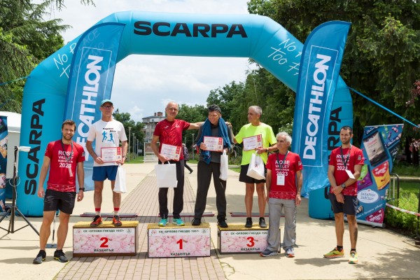 Бегачи от 10 до 75 години се включиха в маратон “Розова долина“ 2023