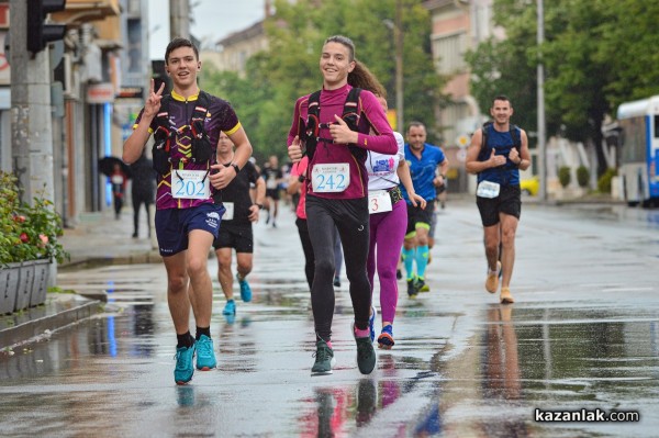 Бегачи от 10 до 75 години се включиха в маратон “Розова долина“ 2023