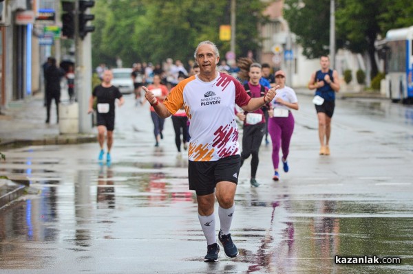 Бегачи от 10 до 75 години се включиха в маратон “Розова долина“ 2023