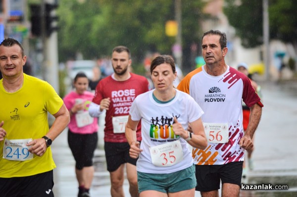 Бегачи от 10 до 75 години се включиха в маратон “Розова долина“ 2023