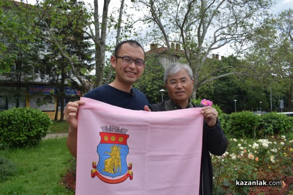 Масиви с роза Дамасцена радват жителите и гостите на японския град Ямагата