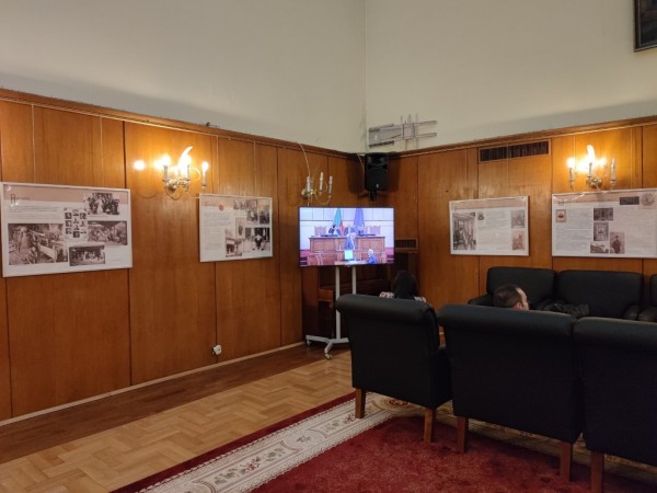 Изложбата за първите розотърговци на Казанлък гостува в Парламента