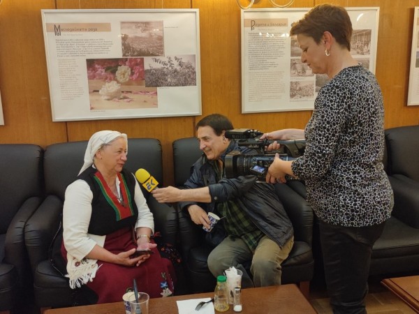 Изложбата за първите розотърговци на Казанлък гостува в Парламента