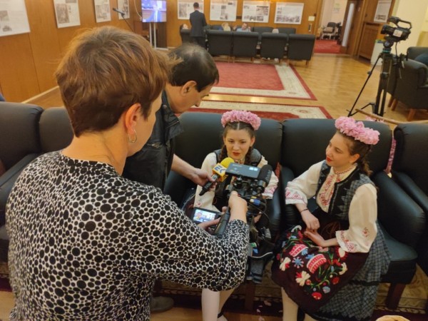 Изложбата за първите розотърговци на Казанлък гостува в Парламента