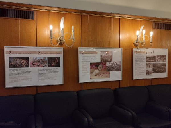 Изложбата за първите розотърговци на Казанлък гостува в Парламента