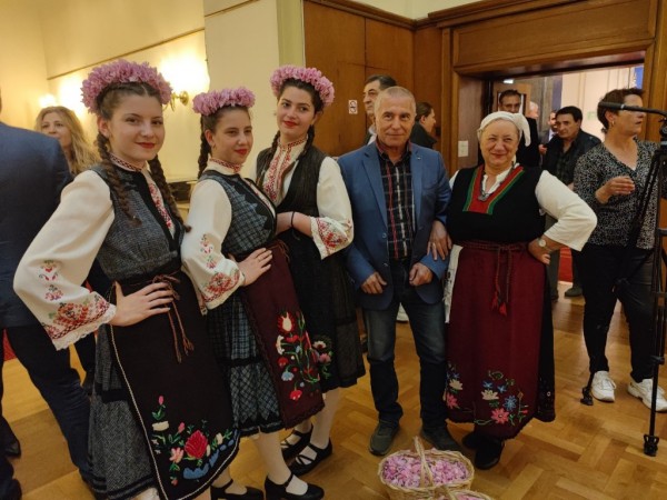 Изложбата за първите розотърговци на Казанлък гостува в Парламента