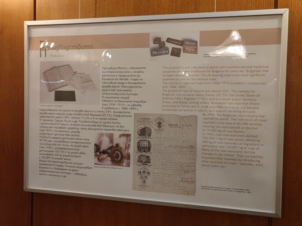 Изложбата за първите розотърговци на Казанлък гостува в Парламента