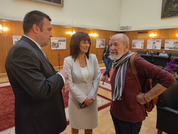 Изложбата за първите розотърговци на Казанлък гостува в Парламента