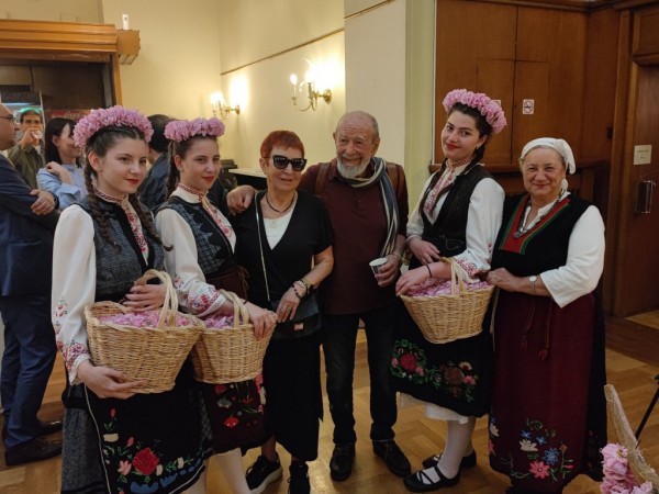 Изложбата за първите розотърговци на Казанлък гостува в Парламента