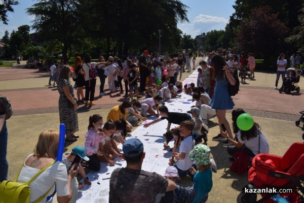 Близо 200 млади художници се включиха в създаването на най-дългата рисунка на Казанлък 