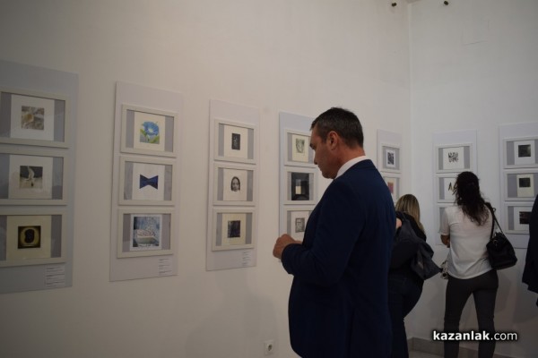 Творбите на 148 художници от 35 страни бяха представени в единадесетото издание на международна изложба Минипринт Казанлък