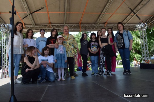 Близо 200 млади художници се включиха в създаването на най-дългата рисунка на Казанлък 