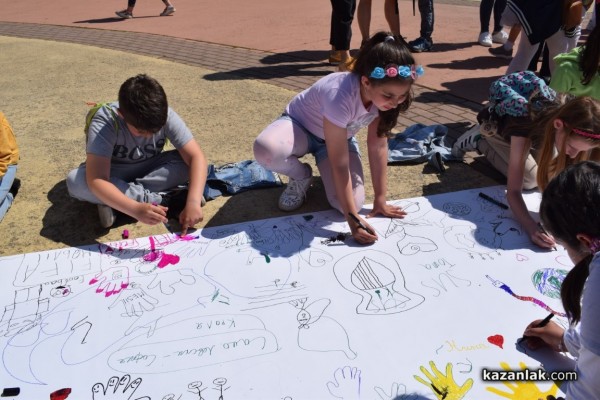 Близо 200 млади художници се включиха в създаването на най-дългата рисунка на Казанлък 