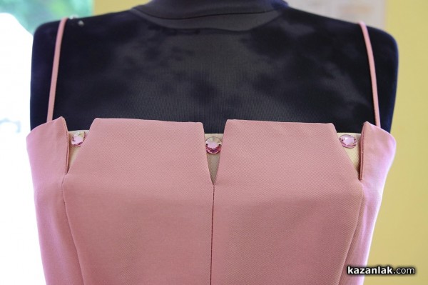 Вижте новите рокли на Царица Роза и нейните подгласнички, изработени от Жени Живкова