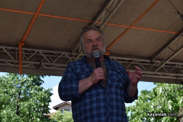 Близо 200 млади художници се включиха в създаването на най-дългата рисунка на Казанлък 