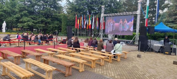 Две видеостени в кулминационните вечери в петък и в събота ще предават на живо