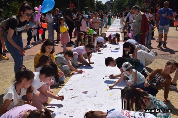 Близо 200 млади художници се включиха в създаването на най-дългата рисунка на Казанлък 