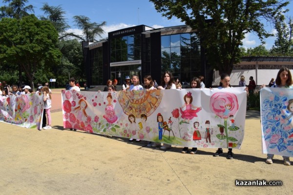 Близо 200 млади художници се включиха в създаването на най-дългата рисунка на Казанлък 