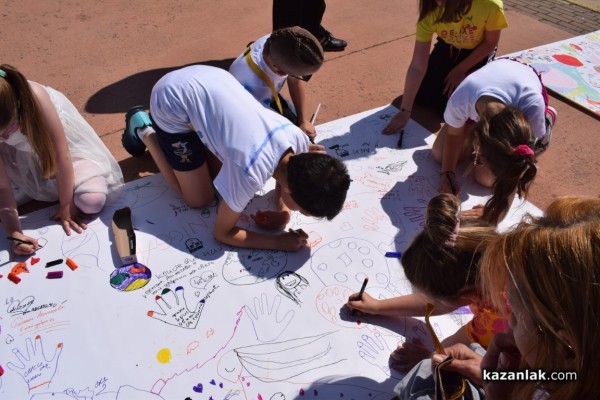 Близо 200 млади художници се включиха в създаването на най-дългата рисунка на Казанлък 