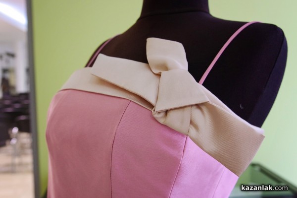 Вижте новите рокли на Царица Роза и нейните подгласнички, изработени от Жени Живкова