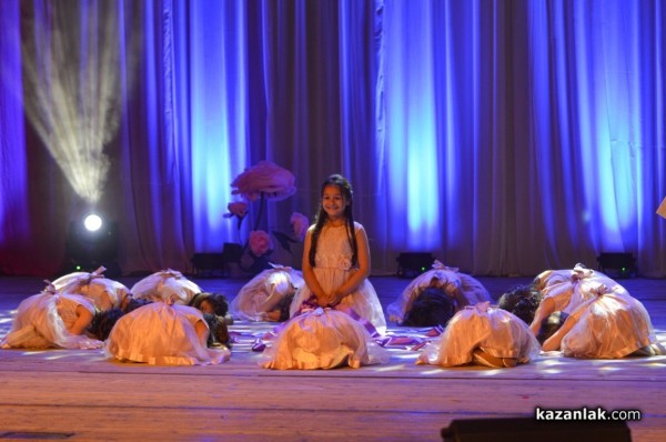 Приказка за феи разказаха малките Принцеси на розата