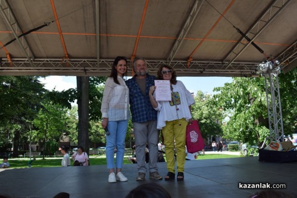 Близо 200 млади художници се включиха в създаването на най-дългата рисунка на Казанлък 