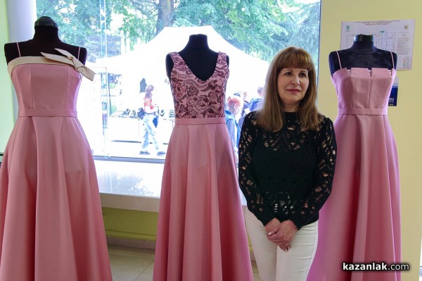 Вижте новите рокли на Царица Роза и нейните подгласнички, изработени от Жени Живкова