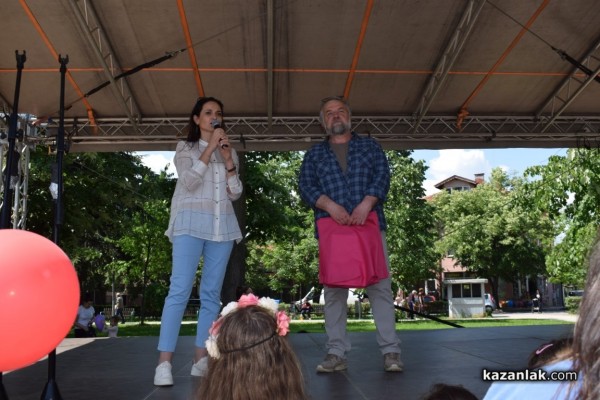 Близо 200 млади художници се включиха в създаването на най-дългата рисунка на Казанлък 