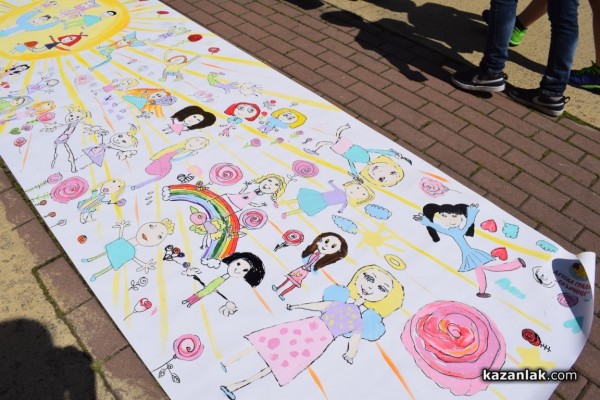 Близо 200 млади художници се включиха в създаването на най-дългата рисунка на Казанлък 