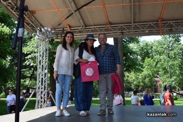 Близо 200 млади художници се включиха в създаването на най-дългата рисунка на Казанлък 