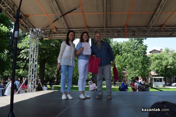 Близо 200 млади художници се включиха в създаването на най-дългата рисунка на Казанлък 