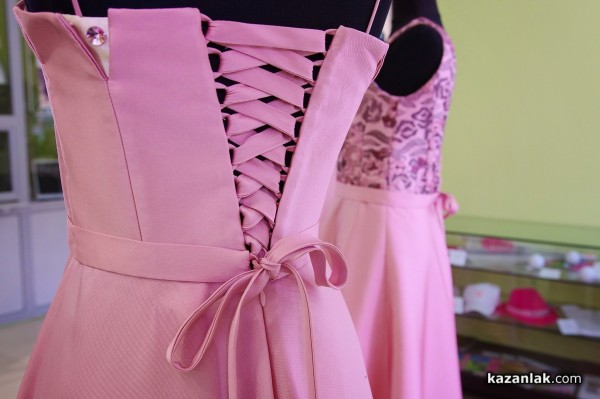 Вижте новите рокли на Царица Роза и нейните подгласнички, изработени от Жени Живкова