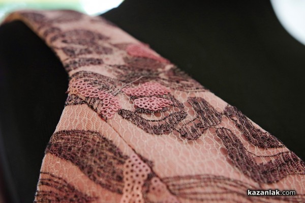 Вижте новите рокли на Царица Роза и нейните подгласнички, изработени от Жени Живкова