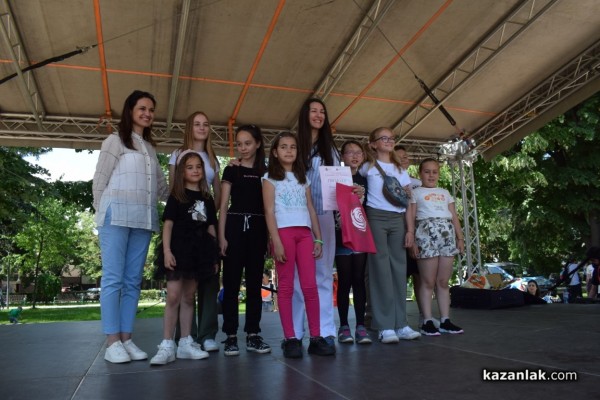 Близо 200 млади художници се включиха в създаването на най-дългата рисунка на Казанлък 