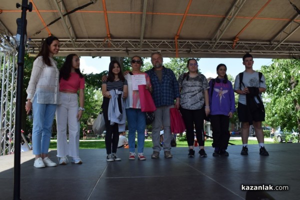 Близо 200 млади художници се включиха в създаването на най-дългата рисунка на Казанлък 