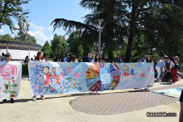 Близо 200 млади художници се включиха в създаването на най-дългата рисунка на Казанлък 