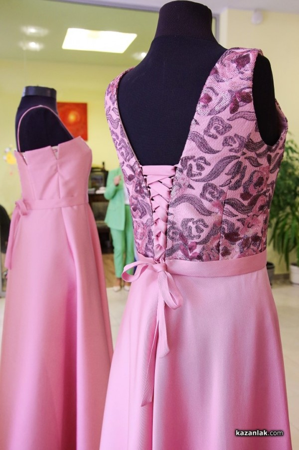 Вижте новите рокли на Царица Роза и нейните подгласнички, изработени от Жени Живкова