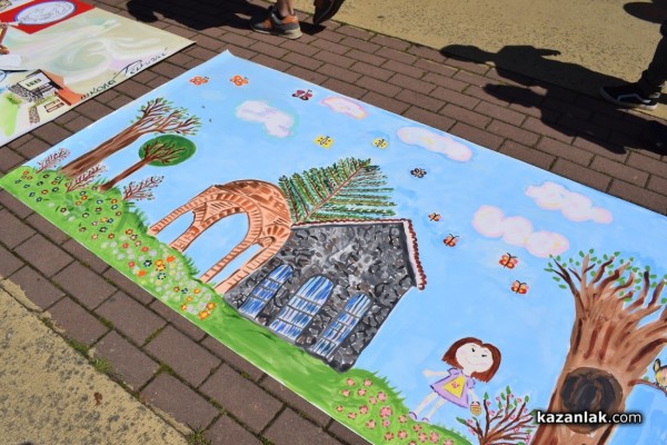 Близо 200 млади художници се включиха в създаването на най-дългата рисунка на Казанлък 