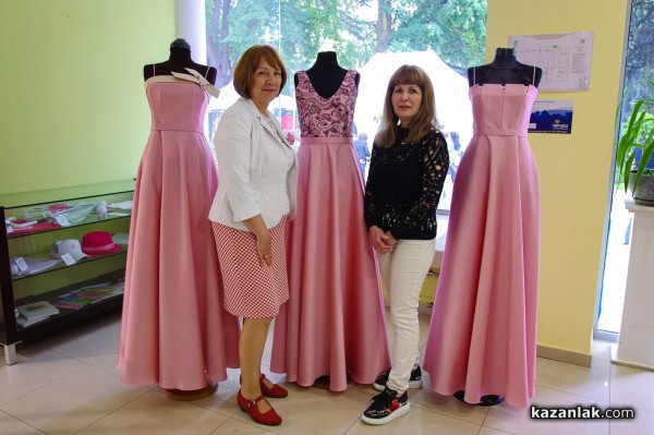 Вижте новите рокли на Царица Роза и нейните подгласнички, изработени от Жени Живкова