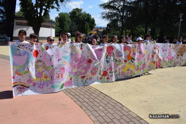 Близо 200 млади художници се включиха в създаването на най-дългата рисунка на Казанлък 