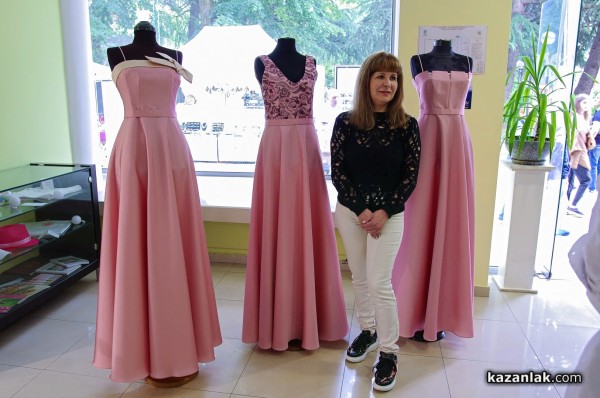 Вижте новите рокли на Царица Роза и нейните подгласнички, изработени от Жени Живкова