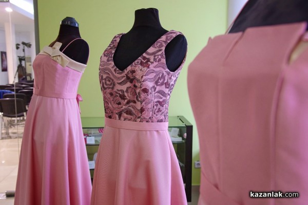 Вижте новите рокли на Царица Роза и нейните подгласнички, изработени от Жени Живкова