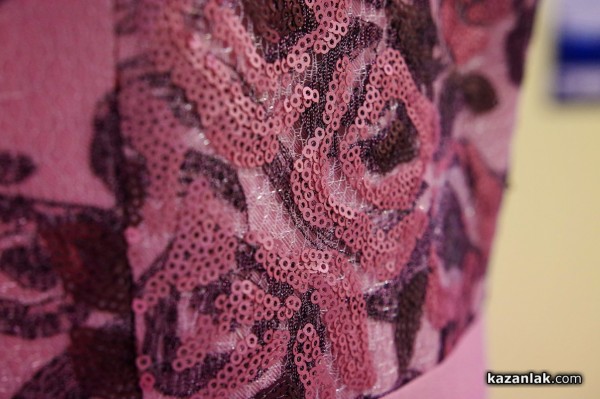 Вижте новите рокли на Царица Роза и нейните подгласнички, изработени от Жени Живкова