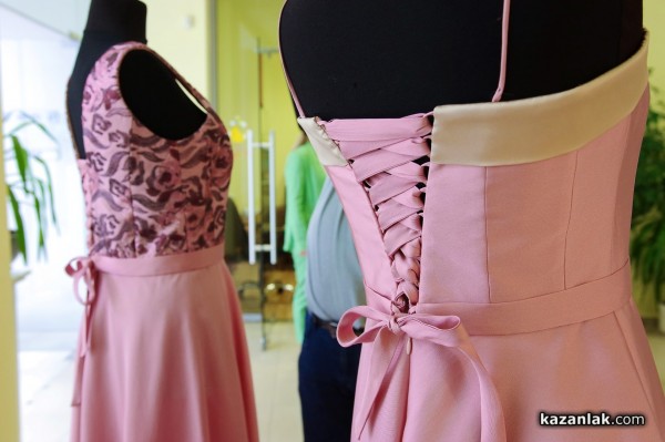 Вижте новите рокли на Царица Роза и нейните подгласнички, изработени от Жени Живкова